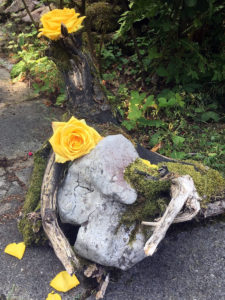 Blumen auf Friedhof