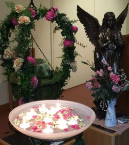 Engel mit Blumen und Kerzenschale