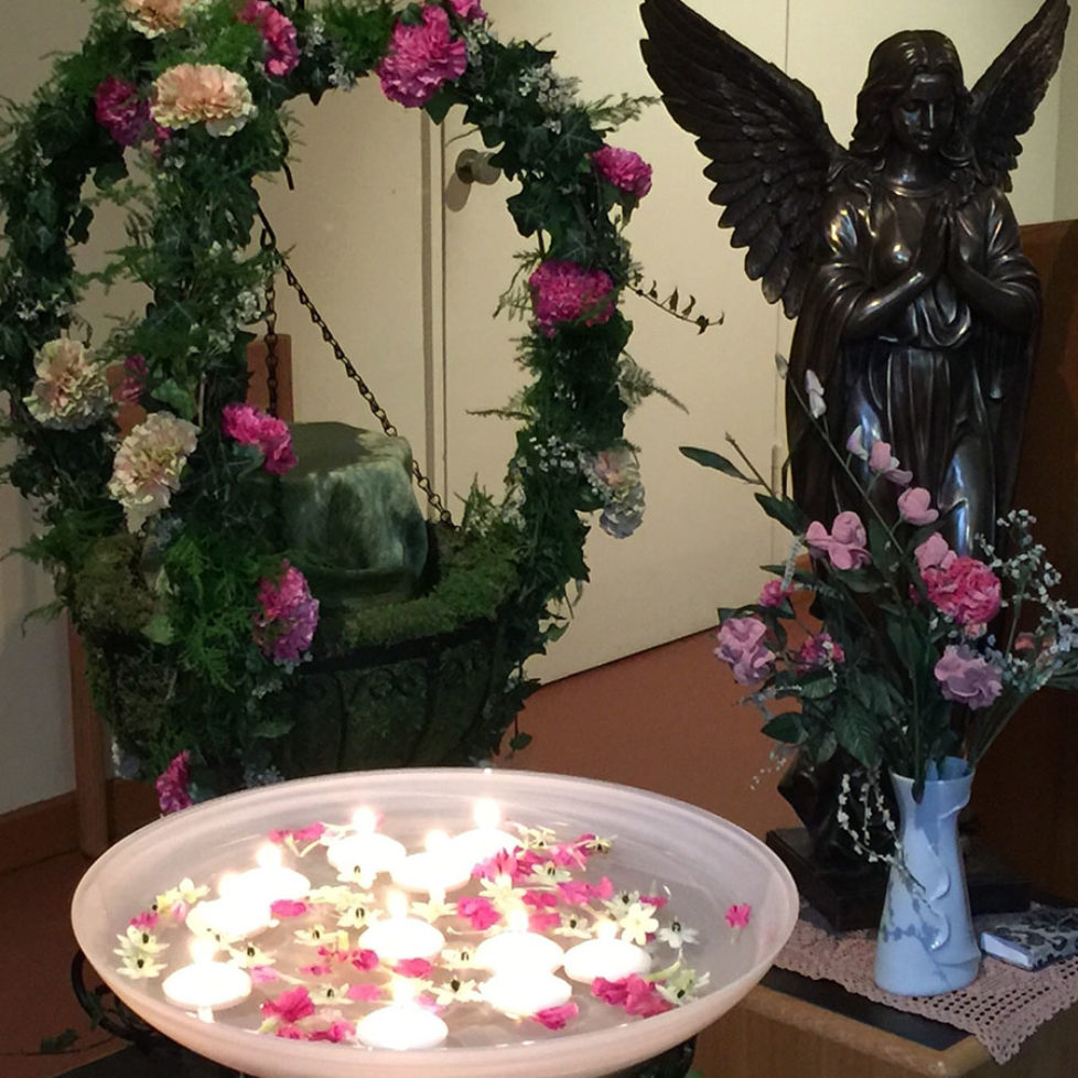 Engel mit Blumen und Kerzenschale