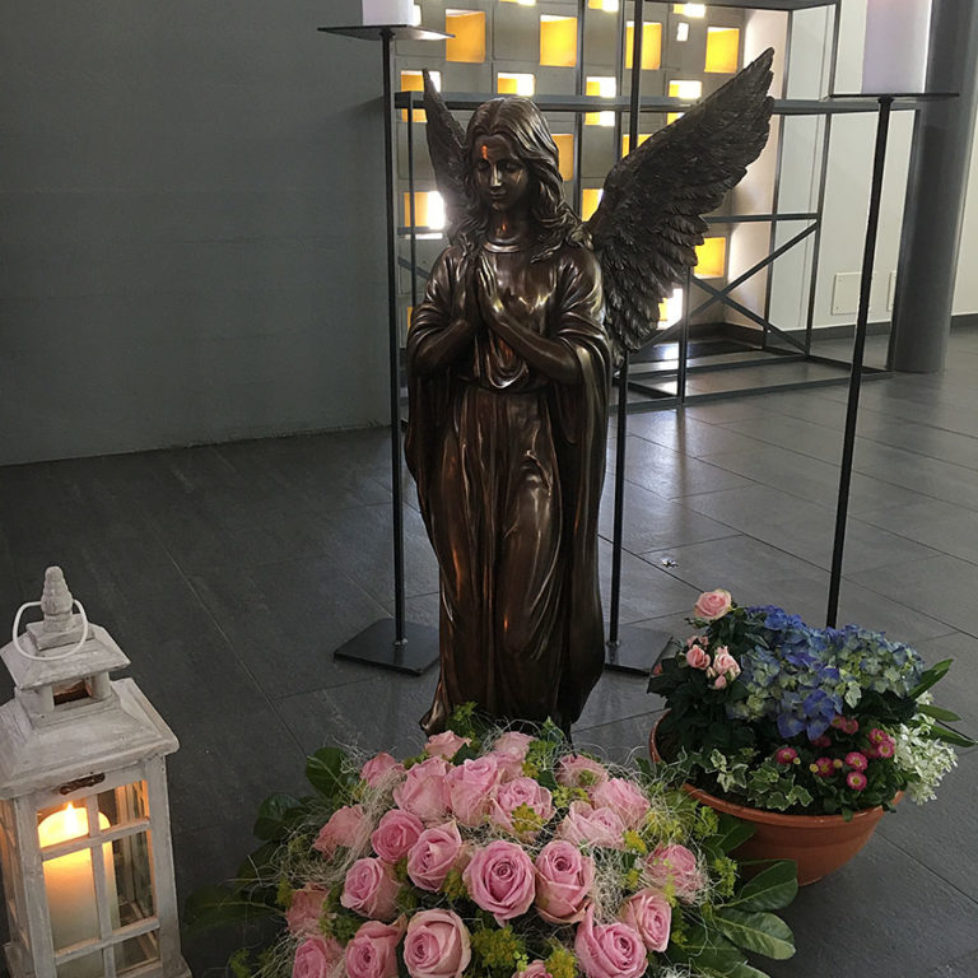 Engel mit Blumenschmuck in Kapelle