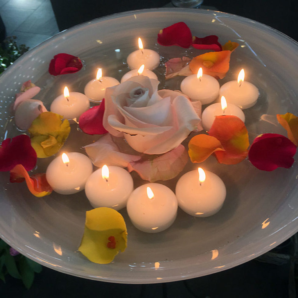 Kerzen in Wasserschale mit Rosen