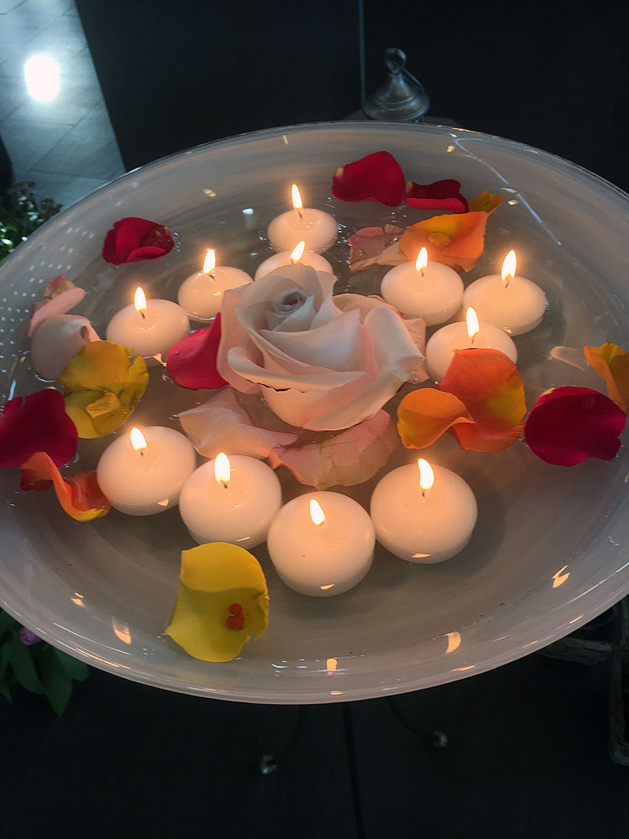 Kerzen in Wasserschale mit Rosen