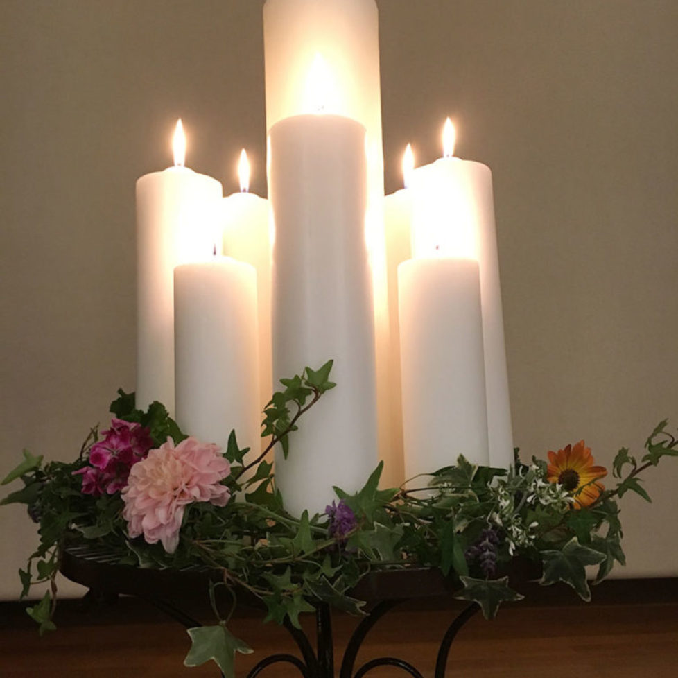 Acht Kerzen in Blumenschale