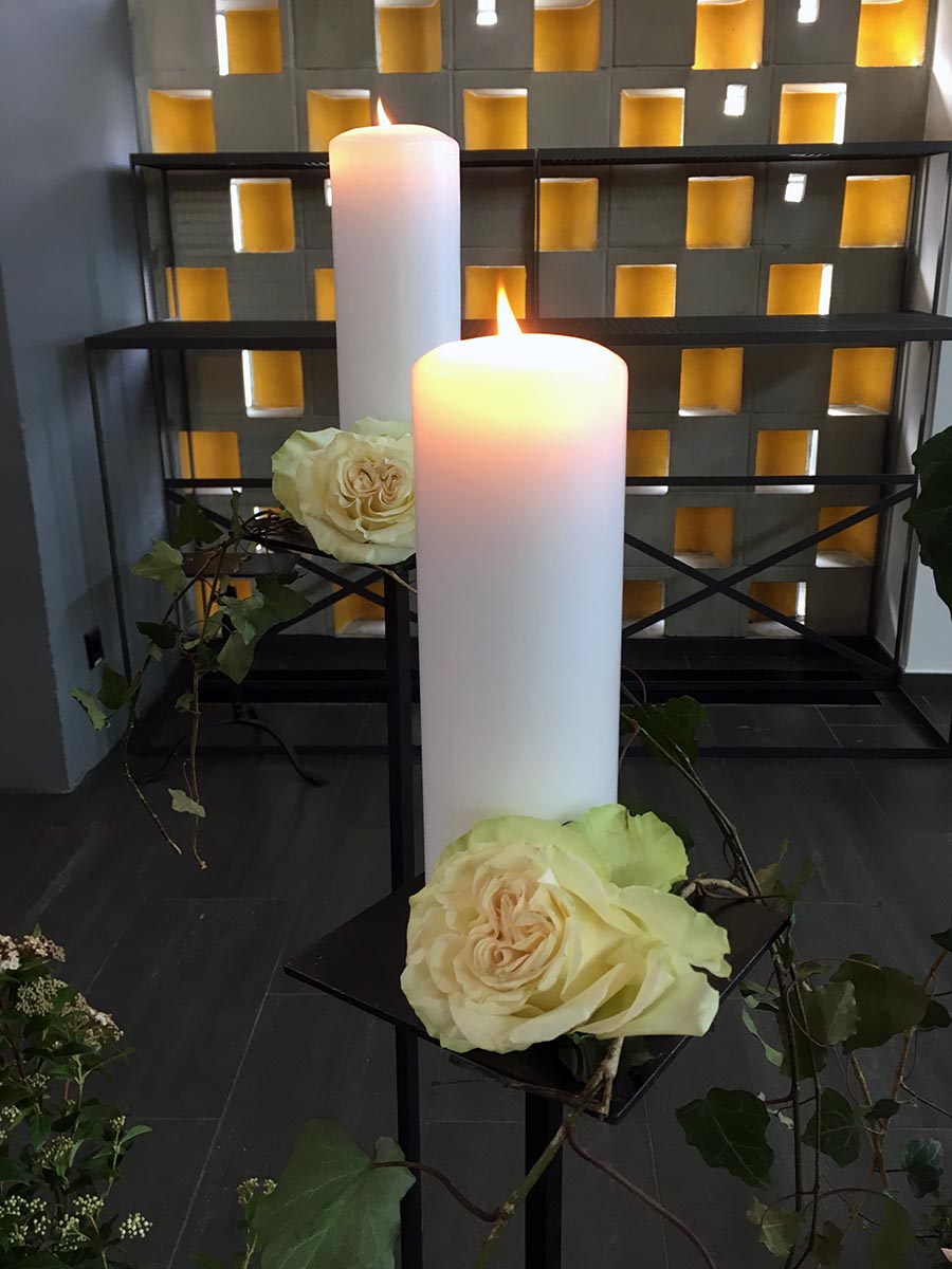 Zwei Kerzen in Kappelle
